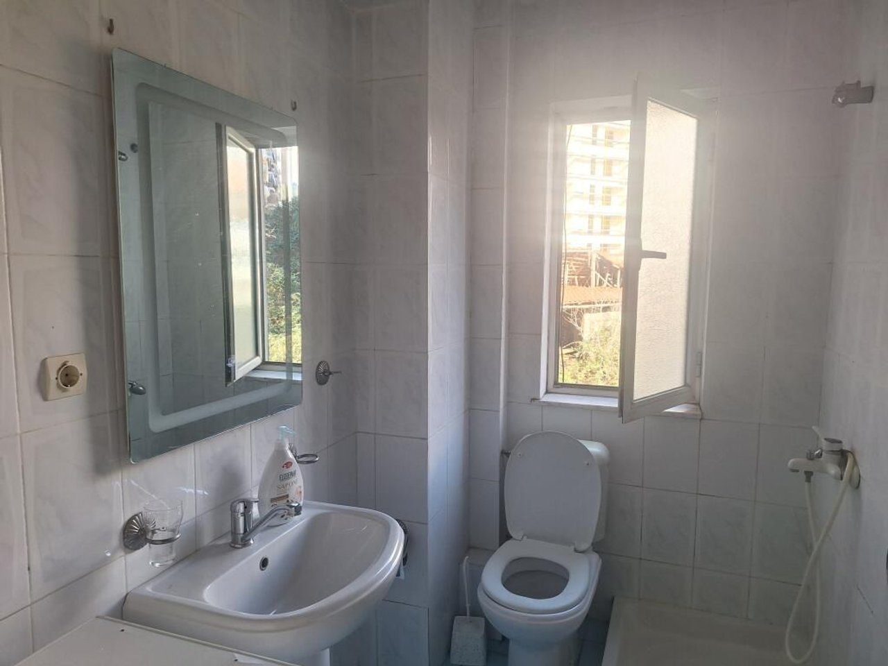 SHITET APARTAMENT 2+1 + ANEKS + BALLKON – ALI DEMI, TIRANË