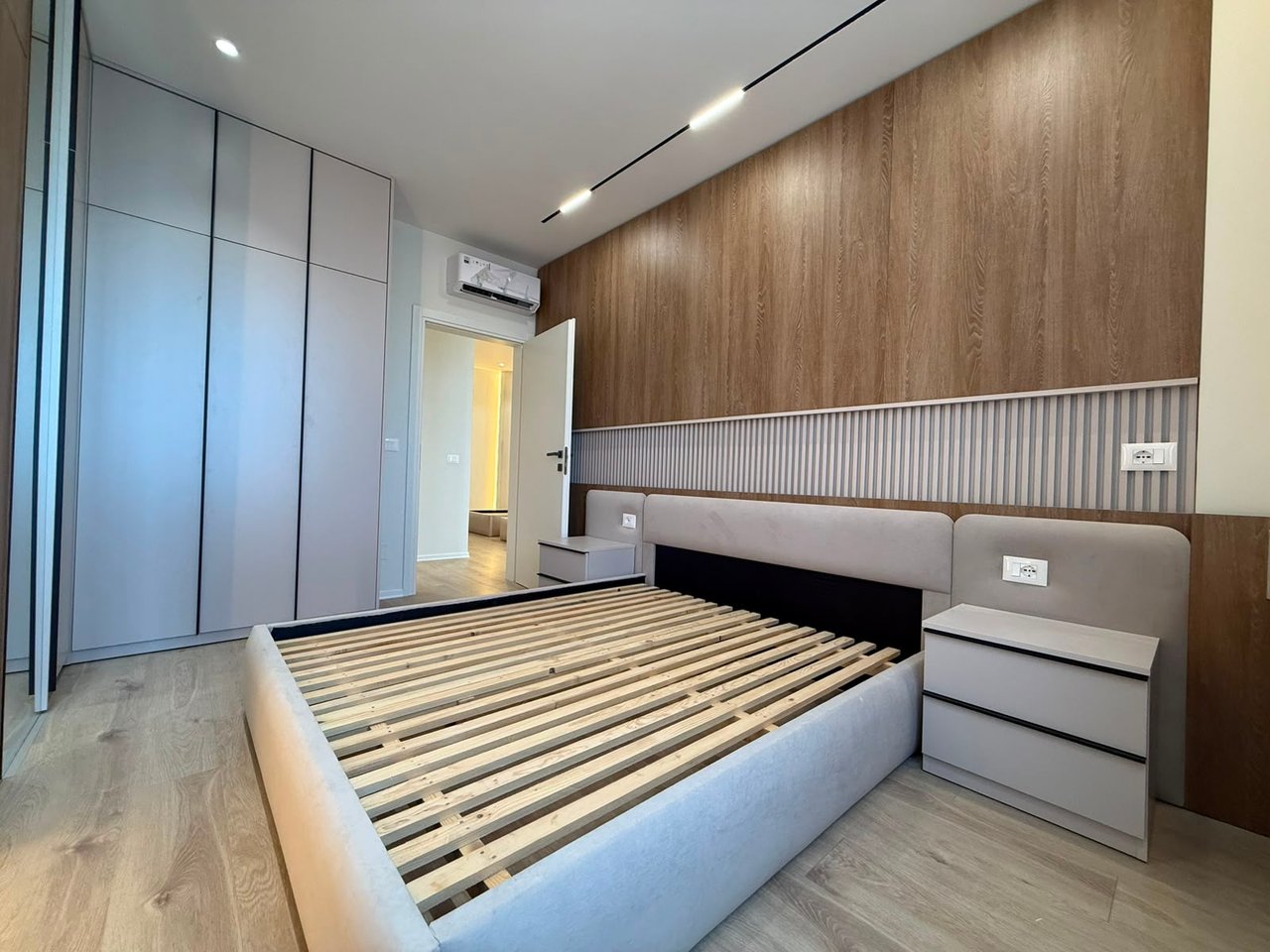 SHITET APARTAMENT 2+1 – 21 DHJETORI (PRANË JOENA MARKET)