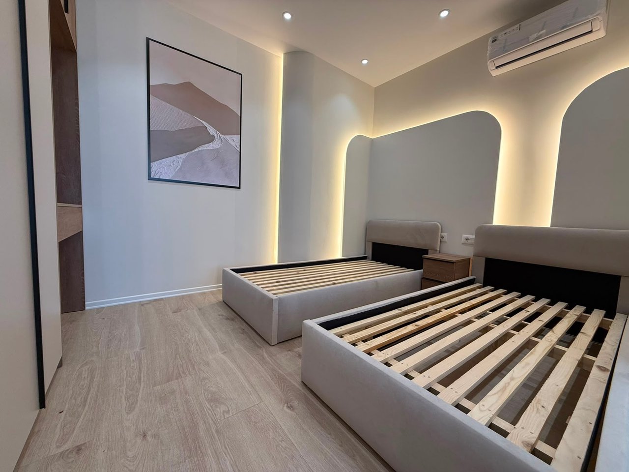 SHITET APARTAMENT 2+1 – 21 DHJETORI (PRANË JOENA MARKET)