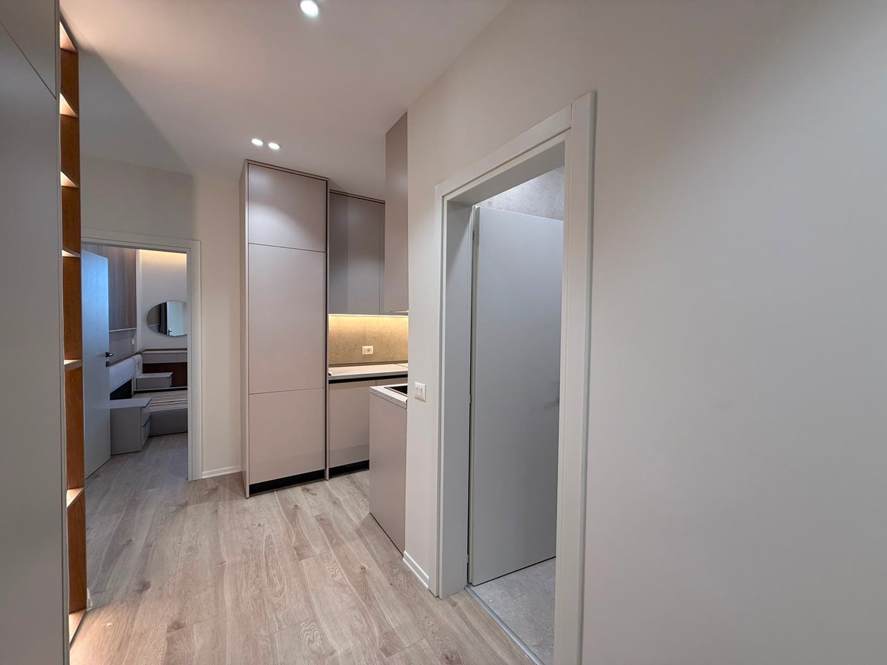 SHITET APARTAMENT 2+1 – 21 DHJETORI (PRANË JOENA MARKET)