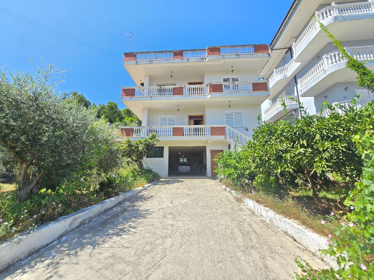 VILLA SU 3 PIANI IN VENDITA – VORË