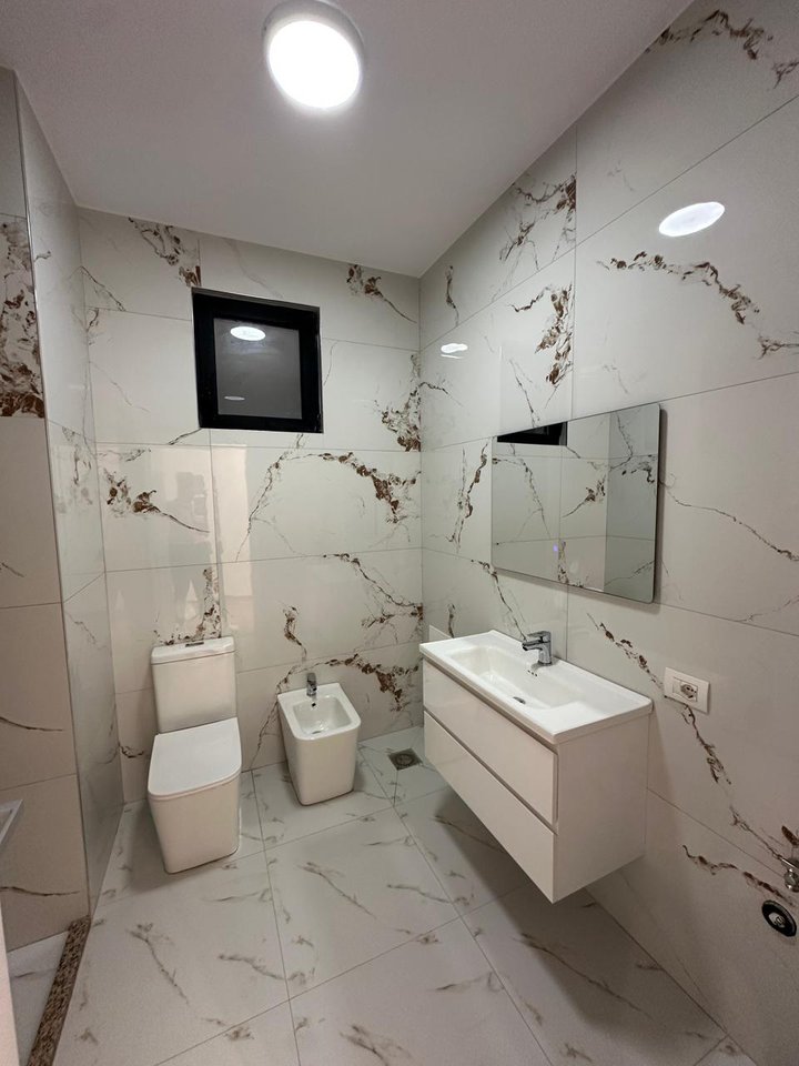 SHITET APARTAMENT LLUKSOZ 2+1 – LIQENI I THATË, TIRANË