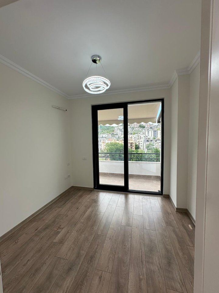 SHITET APARTAMENT LLUKSOZ 2+1 – LIQENI I THATË, TIRANË