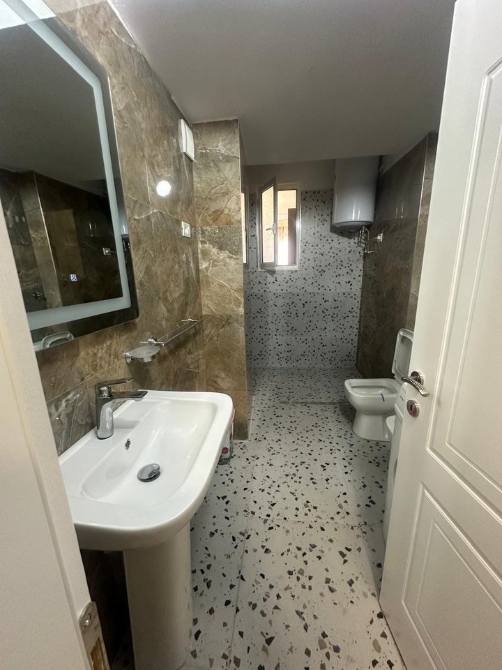JEPET ME QERA APARTAMENT 3+1 – XHAMLLIK, TIRANË