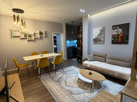 AFFITTASI APPARTAMENTO 1+1 – BLOK, DI FRONTE A PAVAROTI, TIRANA