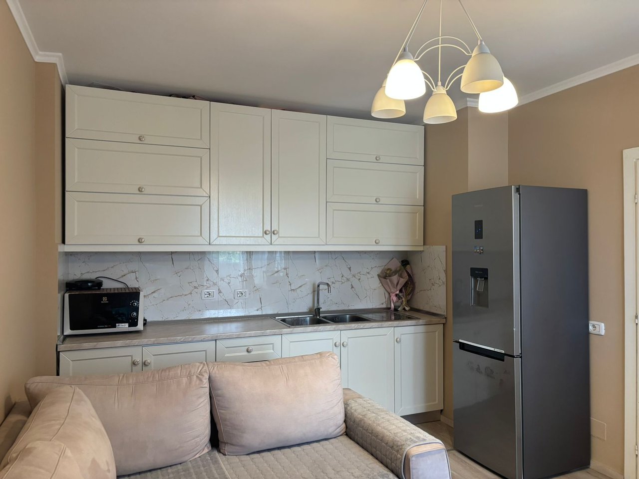 🏡 APARTAMENT 1+1 ME QIRA – 21 DHJETORI, TIRANË