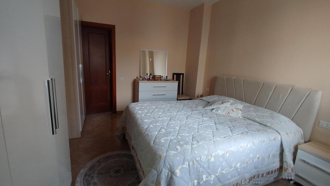 SHITET APARTAMENT 2+1+2 – RRUGA E KAVAJËS, TIRANË
