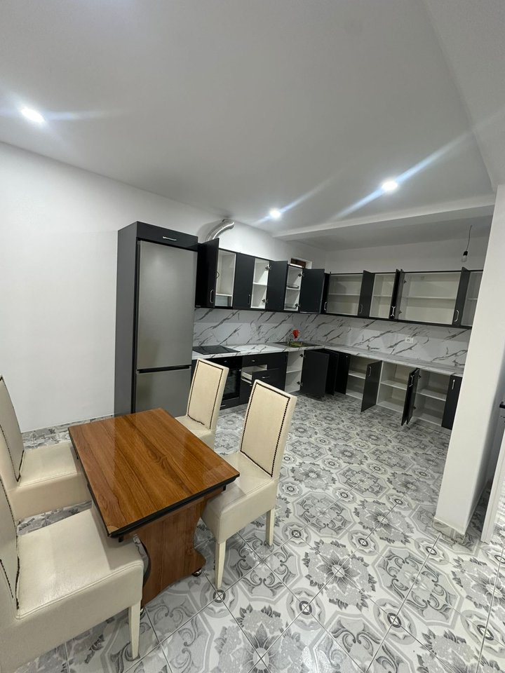 JEPET ME QIRA SHTËPI 2+1+OBORR – ASTIR / UNAZA E RE, TIRANË