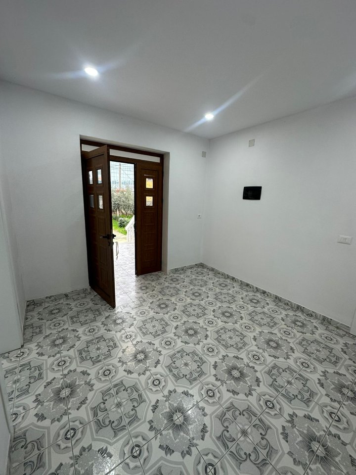 JEPET ME QIRA SHTËPI 2+1+OBORR – ASTIR / UNAZA E RE, TIRANË