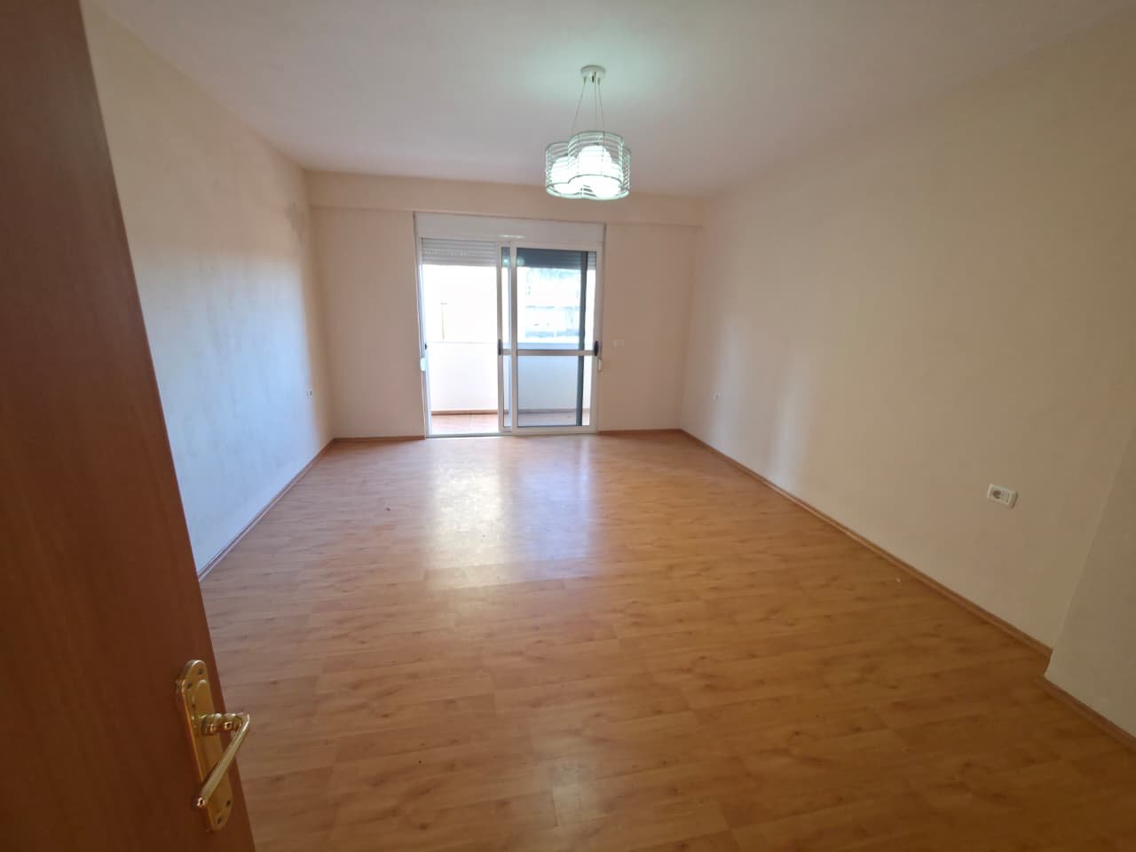 SHITET APARTAMENT 2+1 – PRANË MEDRESESË, TIRANË
