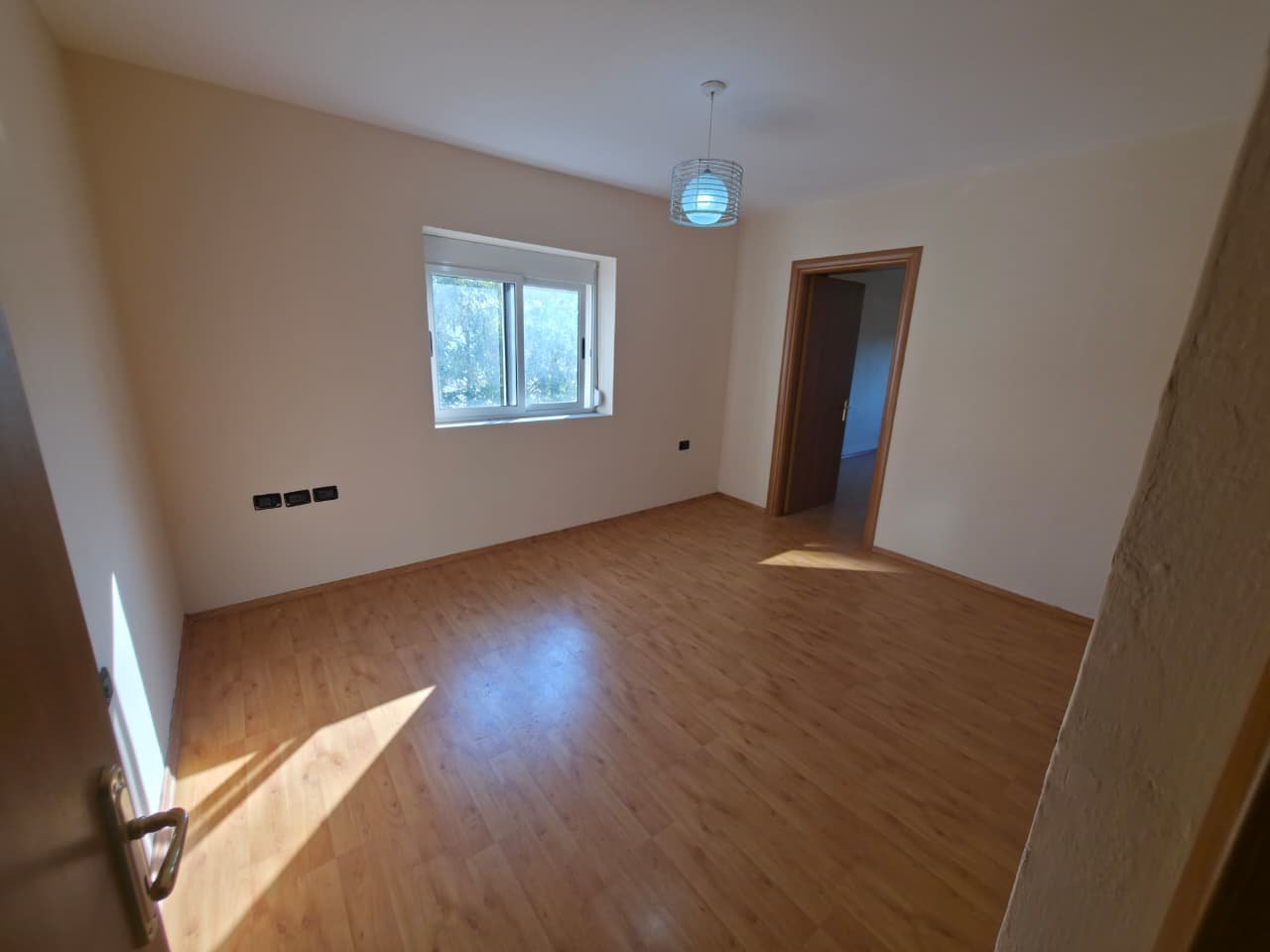 SHITET APARTAMENT 2+1 – PRANË MEDRESESË, TIRANË