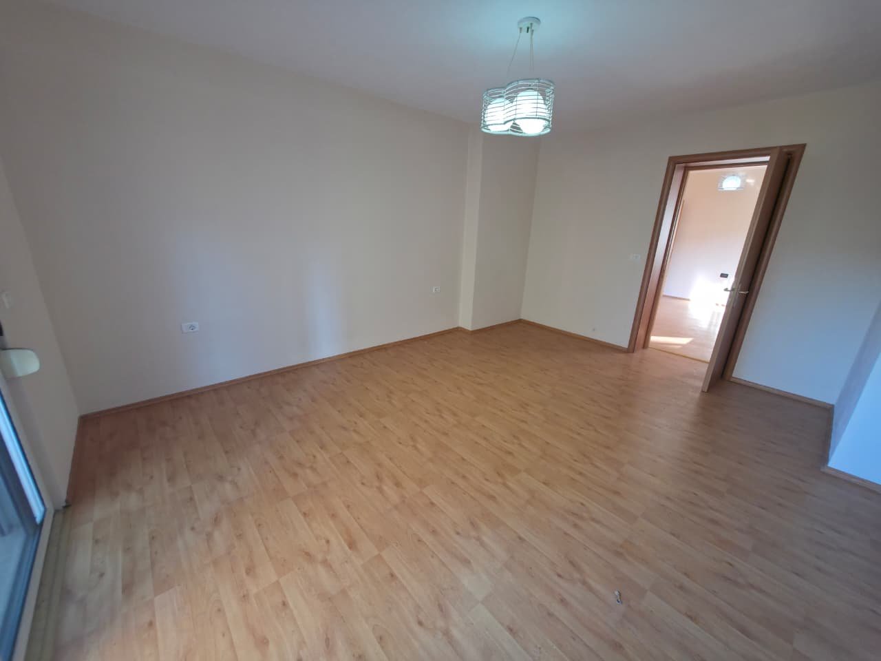 SHITET APARTAMENT 2+1 – PRANË MEDRESESË, TIRANË