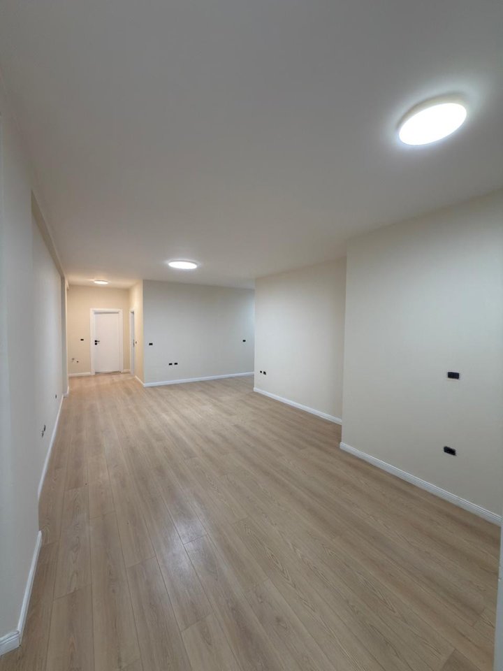 SHITET APARTAMENT 3+1 – KODRA E DIELLIT, PRANË FONDACIONIT ELEONORE