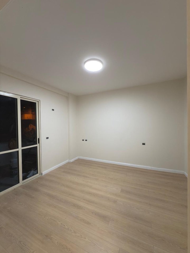 SHITET APARTAMENT 3+1 – KODRA E DIELLIT, PRANË FONDACIONIT ELEONORE