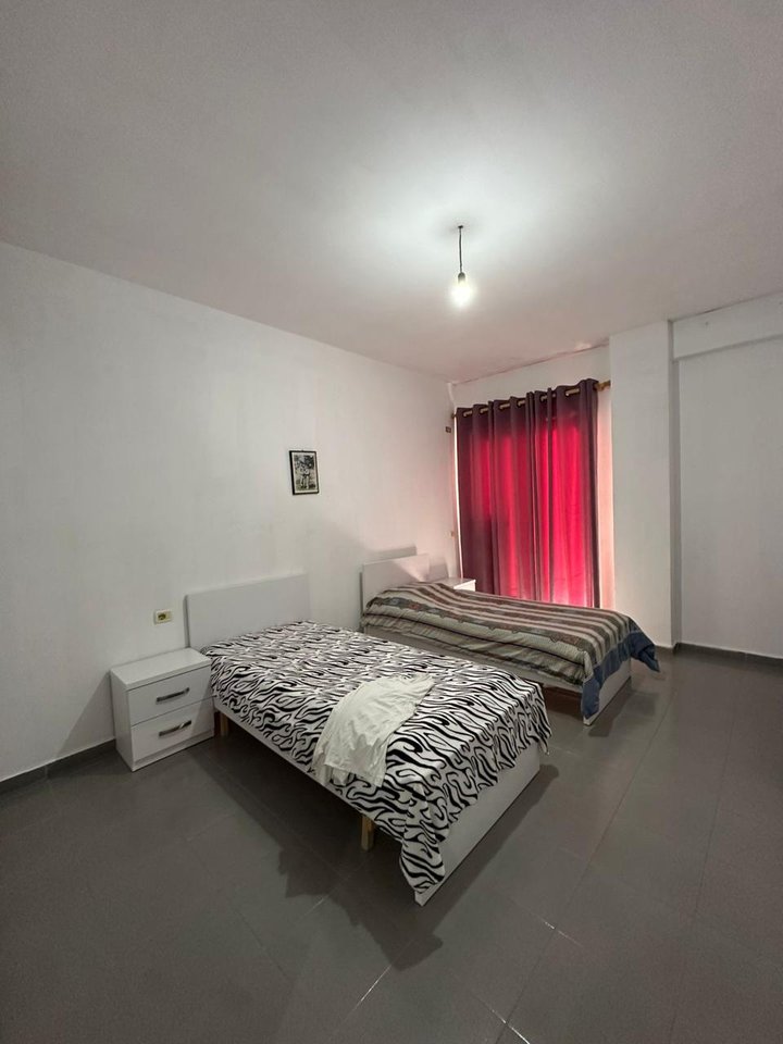 VENDESI APPARTAMENTO 2+1+2 – YZBERISHT, VICINO ALLA PALESTRA UNIK