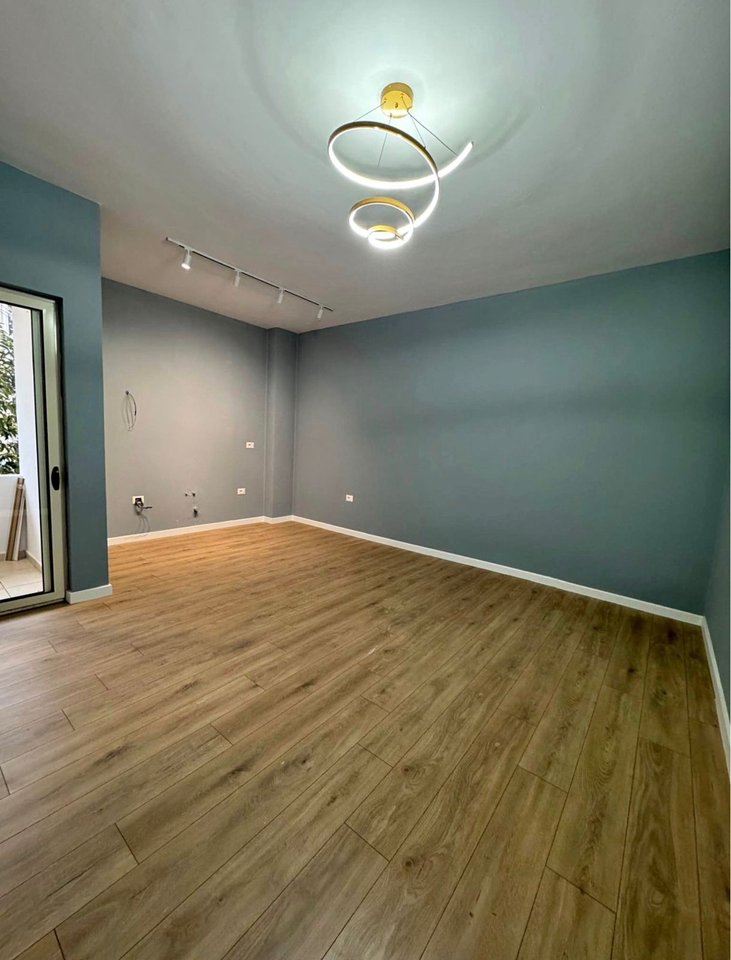 SHITET APARTAMENT 2+1+GARDEROBË – FILLIMI I FRESKUT