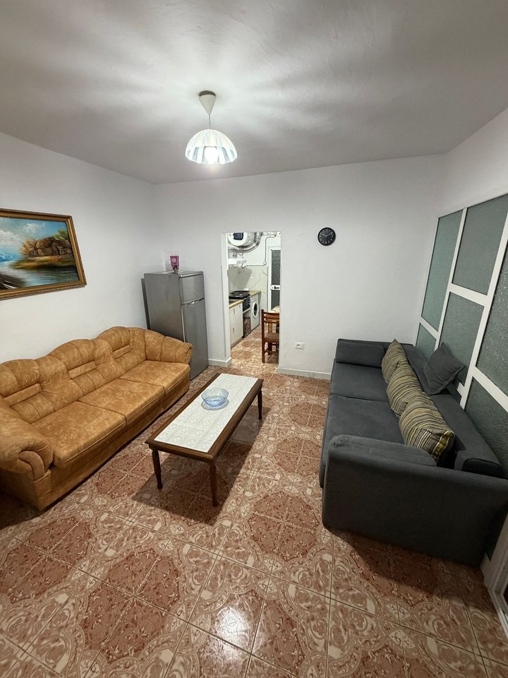 AFFITTASI CASA PRIVATA 1+1 – SCUOLA ROSSA