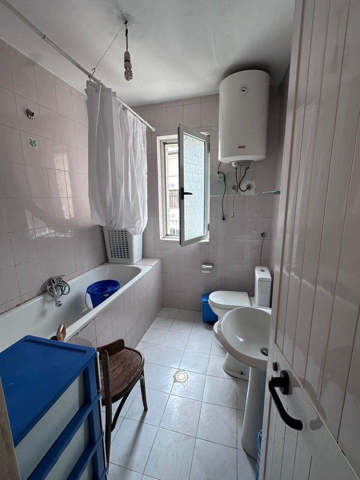 SHITET APARTAMENT 1+1 – ALI DEMI, PRANË SHKOLLËS 1 MAJI