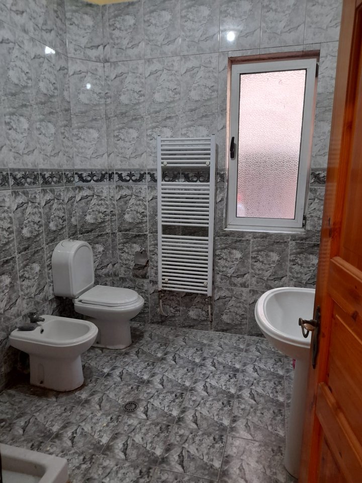 🏡 APARTAMENT 2+1 ME QERA – Pranë Kristal