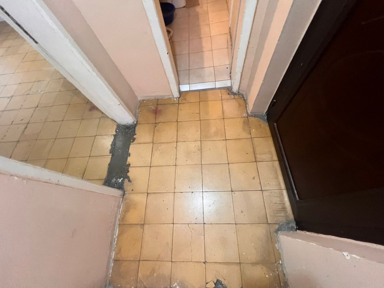 VENDESI APPARTAMENTO 1+1 – VIA KAVAJES, VICINO A REPORT TV