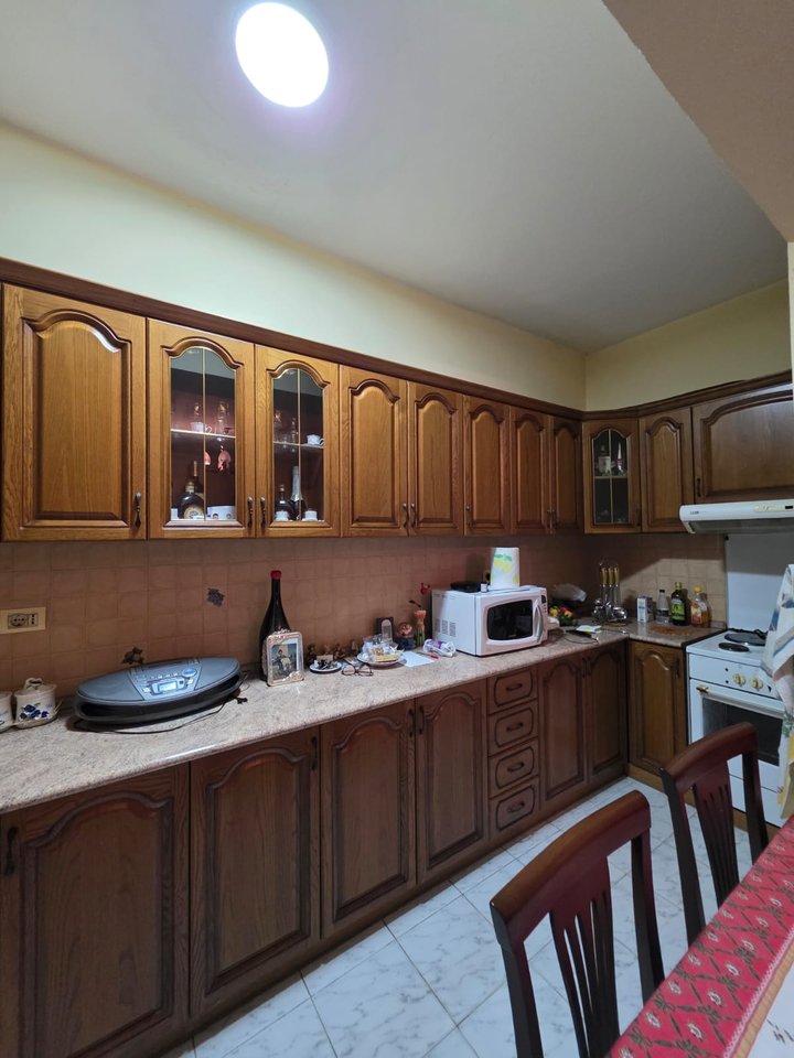 SHITET APARTAMENT 2+1 – SPITALET, RRUGA KONGRESI I MANASTIRIT