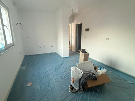 SHITET APARTAMENT 1+1 – PRANE SHKOLLES SE KUQE