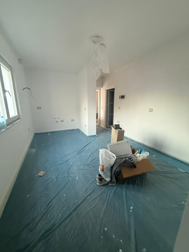 SHITET APARTAMENT 1+1 – PRANE SHKOLLES SE KUQE