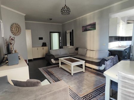 🏡 APARTAMENT ME QERA – KOMPLEKSI FRATARI, PRANË TRIDA LOUNGE