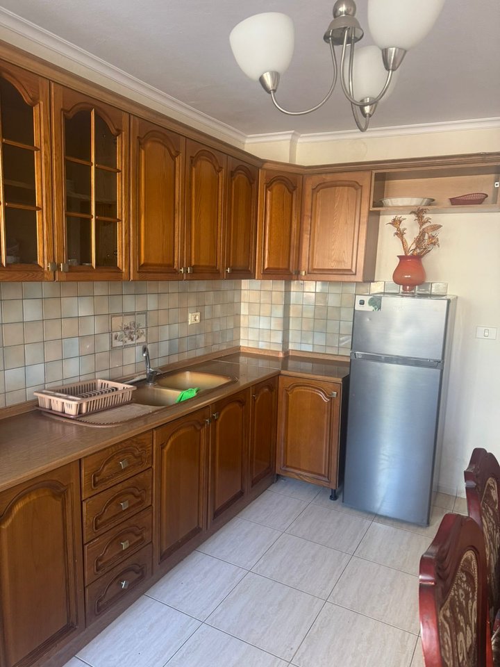 🏡 SHTËPI ME QERA – RR. “KONGRESI I MANASTIRIT”, PRANË SPITALIT 5
