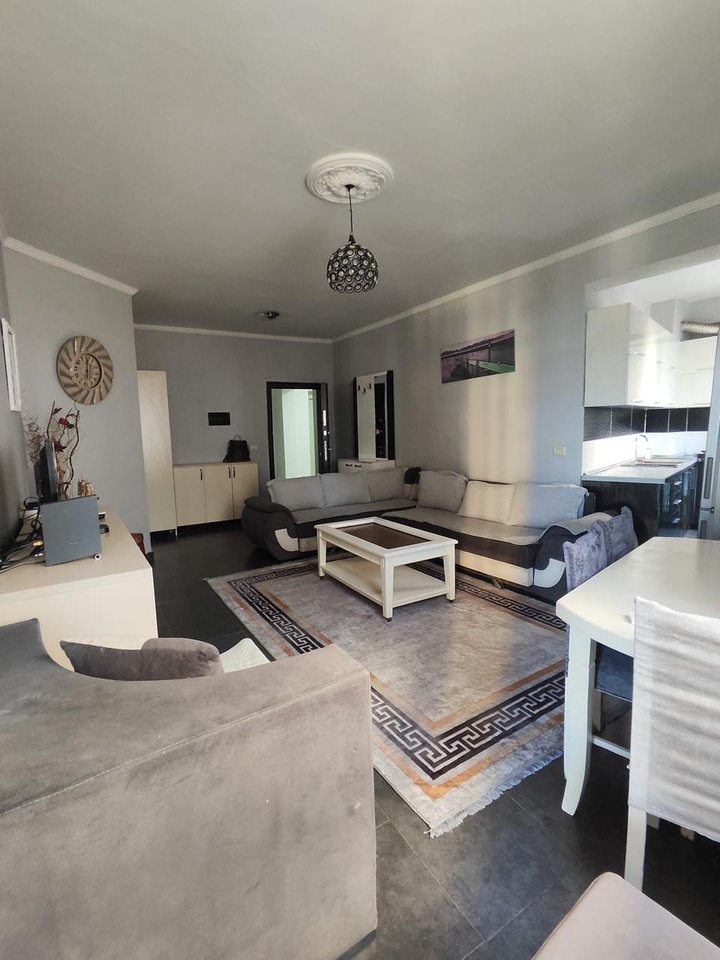 🏡 APARTAMENT ME QERA – KOMPLEKSI FRATARI, PRANË TRIDA LOUNGE