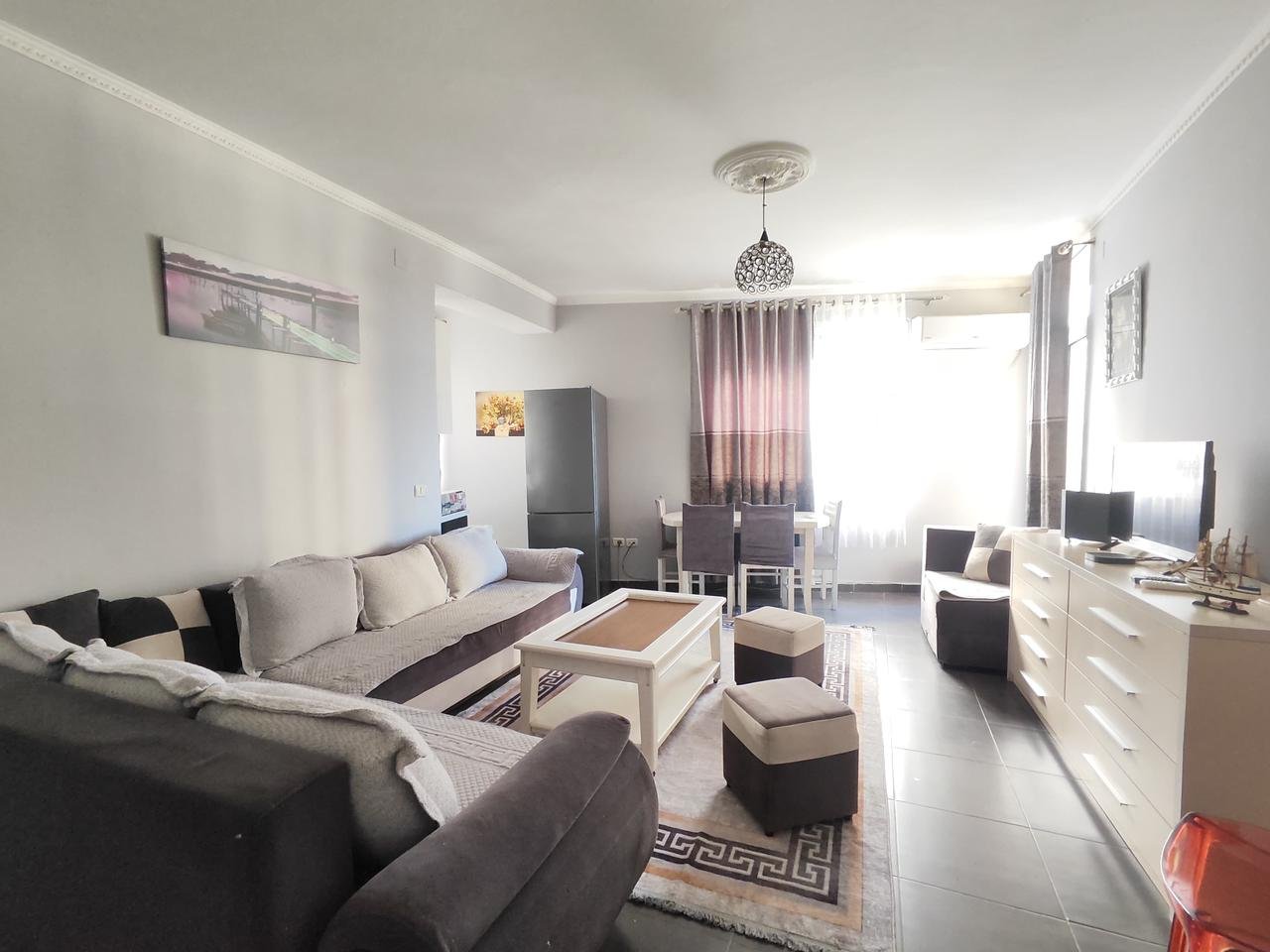 🏡 APARTAMENT ME QERA – KOMPLEKSI FRATARI, PRANË TRIDA LOUNGE