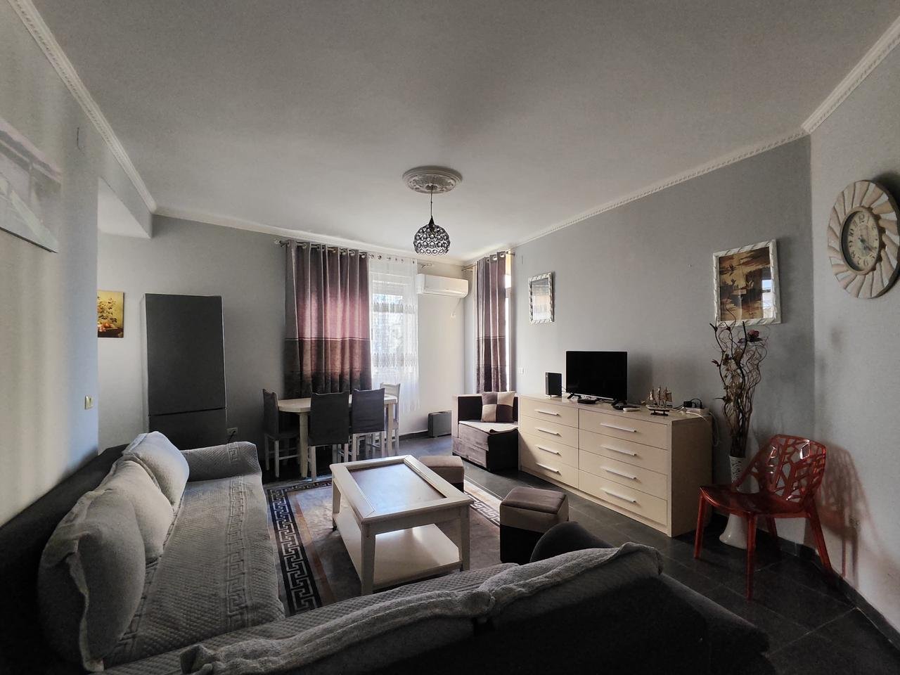 🏡 APARTAMENT ME QERA – KOMPLEKSI FRATARI, PRANË TRIDA LOUNGE