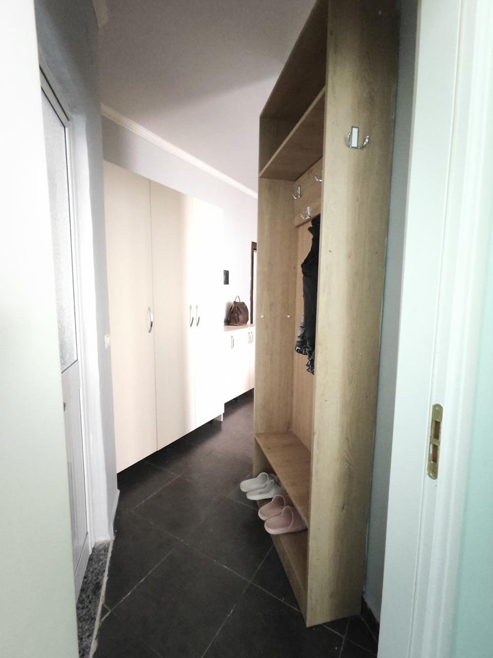 🏡 APARTAMENT ME QERA – KOMPLEKSI FRATARI, PRANË TRIDA LOUNGE
