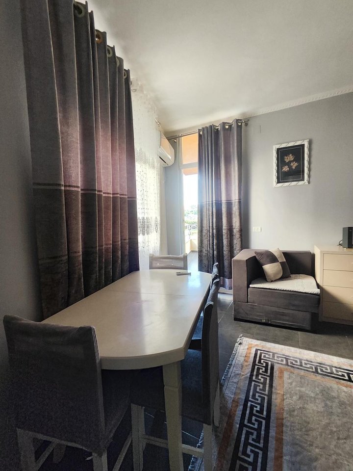 🏡 APARTAMENT ME QERA – KOMPLEKSI FRATARI, PRANË TRIDA LOUNGE