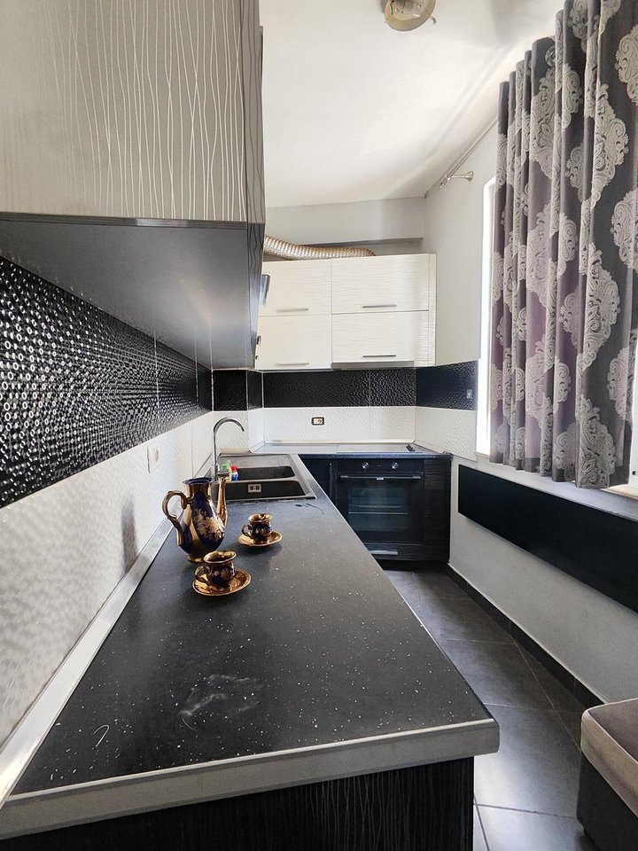🏡 APARTAMENT ME QERA – KOMPLEKSI FRATARI, PRANË TRIDA LOUNGE