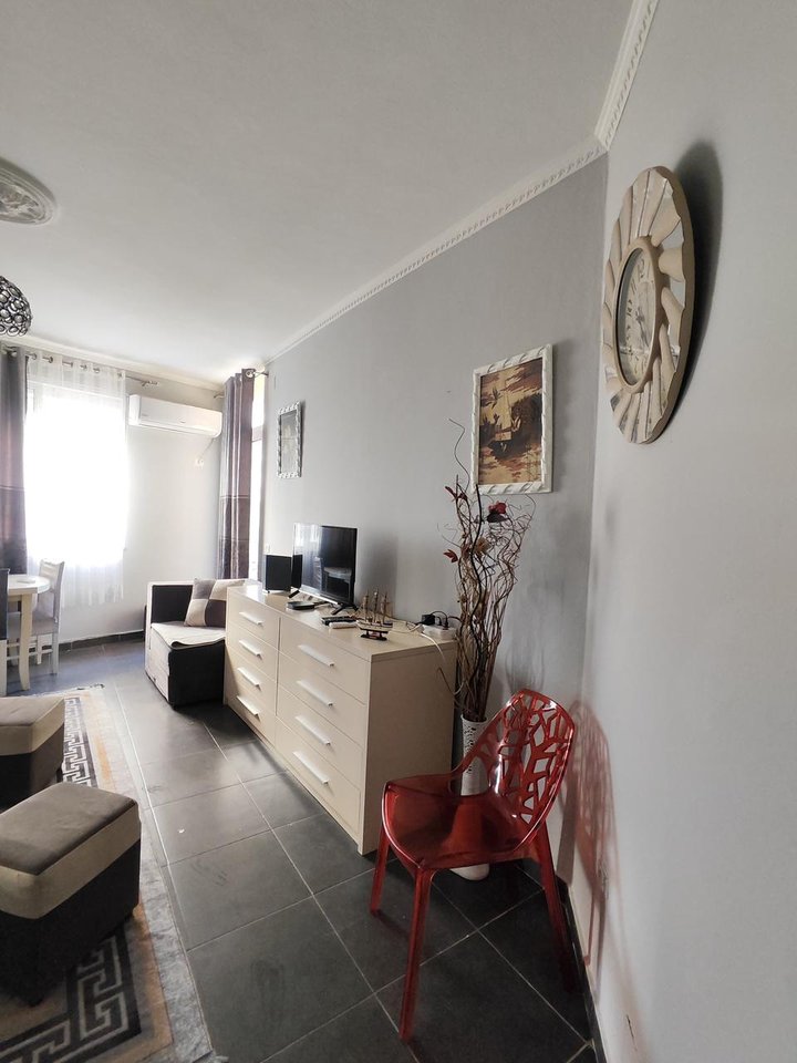 🏡 APARTAMENT ME QERA – KOMPLEKSI FRATARI, PRANË TRIDA LOUNGE