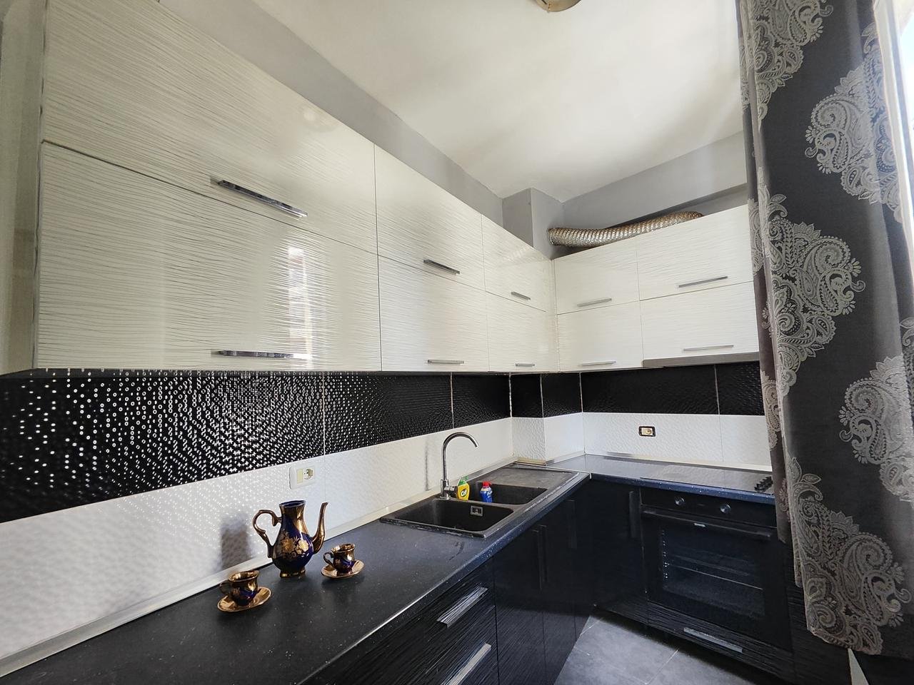 🏡 APARTAMENT ME QERA – KOMPLEKSI FRATARI, PRANË TRIDA LOUNGE