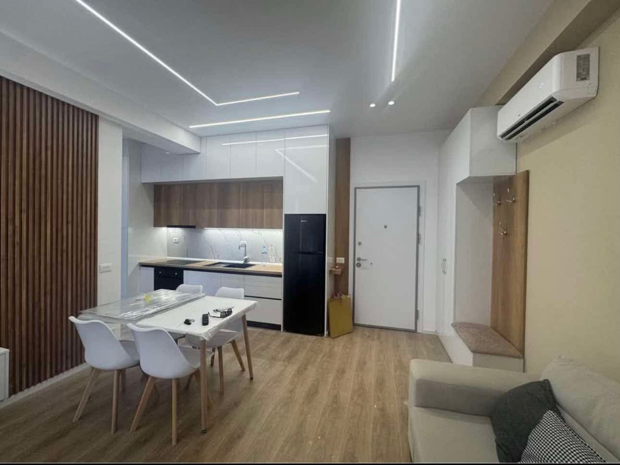 🏡 APARTAMENT ME QERA – ALI DEMI, KOMPLEKSI KADIU