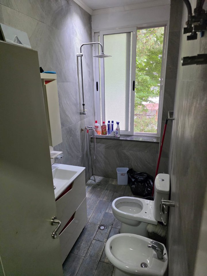 🏢 Ambient zyre 2+1 ME QIRA – ZONA E BLLOKUT, TIRANË