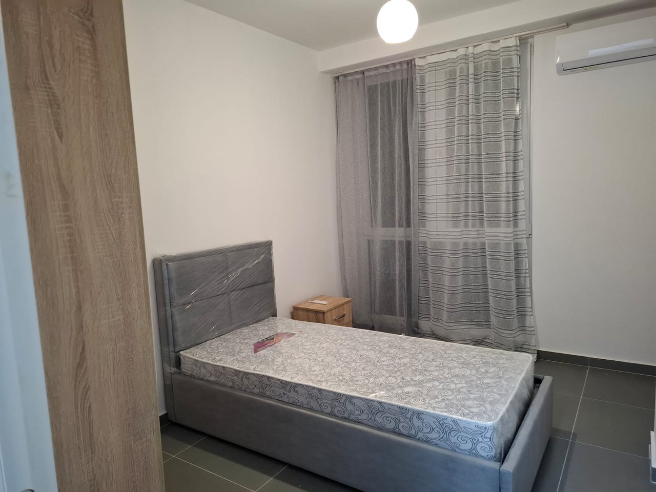 🏡 Apartament me Qira – Rruga 5 Maji, Pallatet e Bashkisë, Tiranë