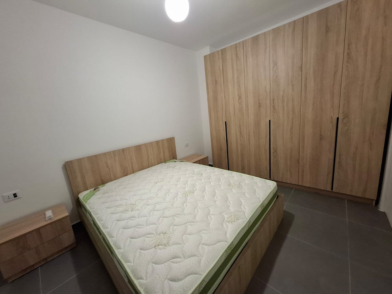 🏡 Apartament me Qira – Rruga 5 Maji, Pallatet e Bashkisë, Tiranë