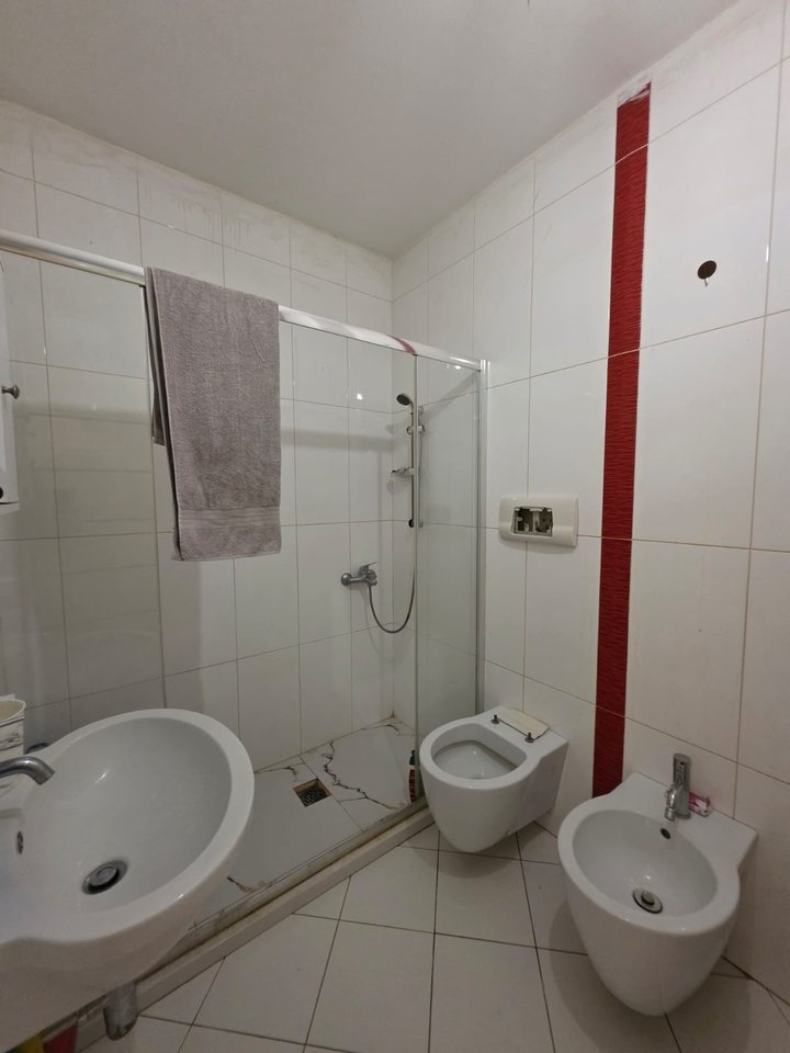 APARTAMENT 2+1+2 PËR SHITJE – OXHAKU, RRUGA XHANFIZE KEKO