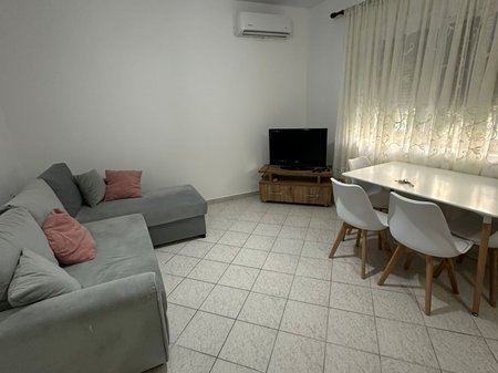 JEPET ME QIRA APARTAMENT 1+1 – LAPRAKË, PRANË KËNDIT TË LOJRAVE