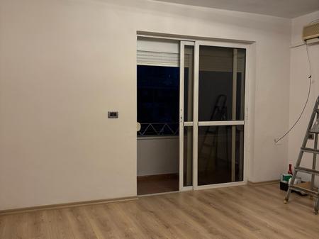 SHITET APARTAMENT 2+1 – ALI DEMI, PËRBALLË FUSHËS ALI DEMI