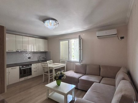 SHITET APARTAMENT 2+1 – OXHAKU, PËRBALLË SHKOLLES BASHKUAR