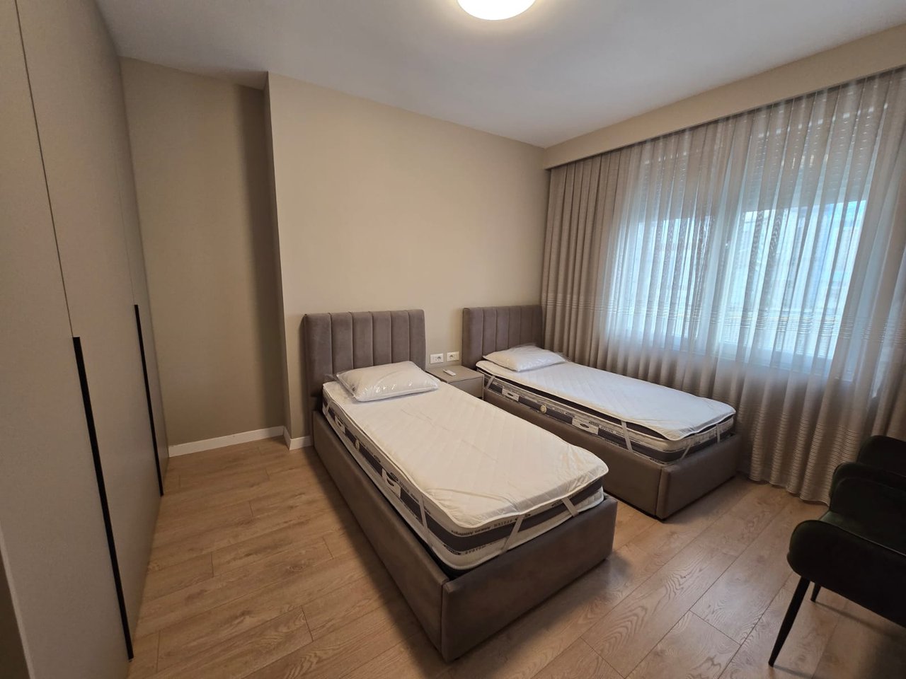🏡 APARTAMENT 2+1 ME QERA – RRUGA E KAVAJËS