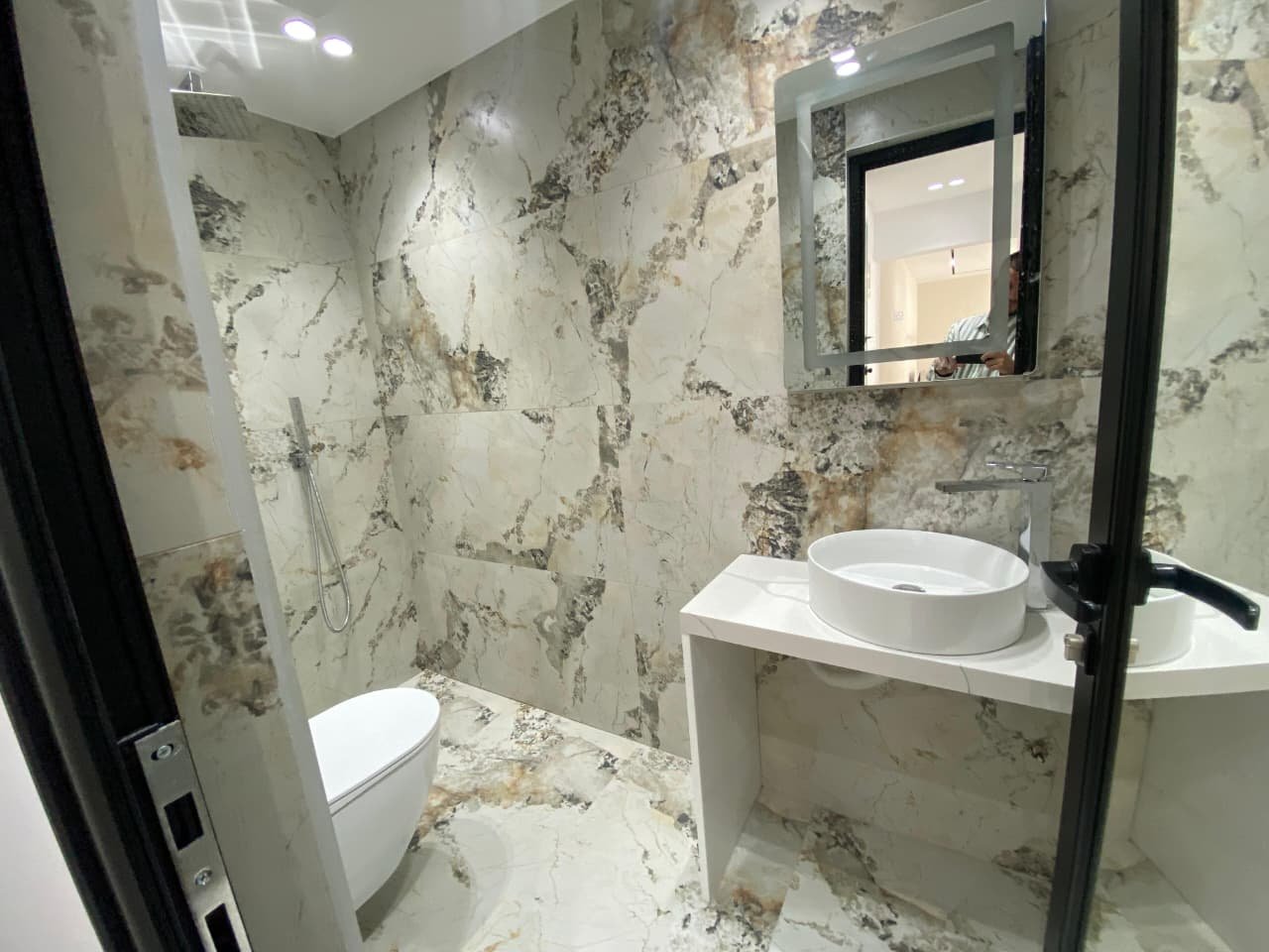 🏡 APARTAMENT 1+1 NË SHITJE – PRANË SHKOLLËS SË BALETIT