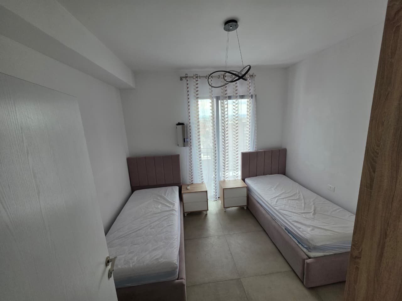 🏡 APARTAMENT 2+1+2 ME QERA – RRUGA E DIBRËS
