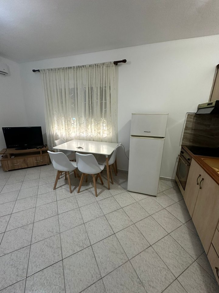 JEPET ME QIRA APARTAMENT 1+1 – LAPRAKË, PRANË KËNDIT TË LOJRAVE