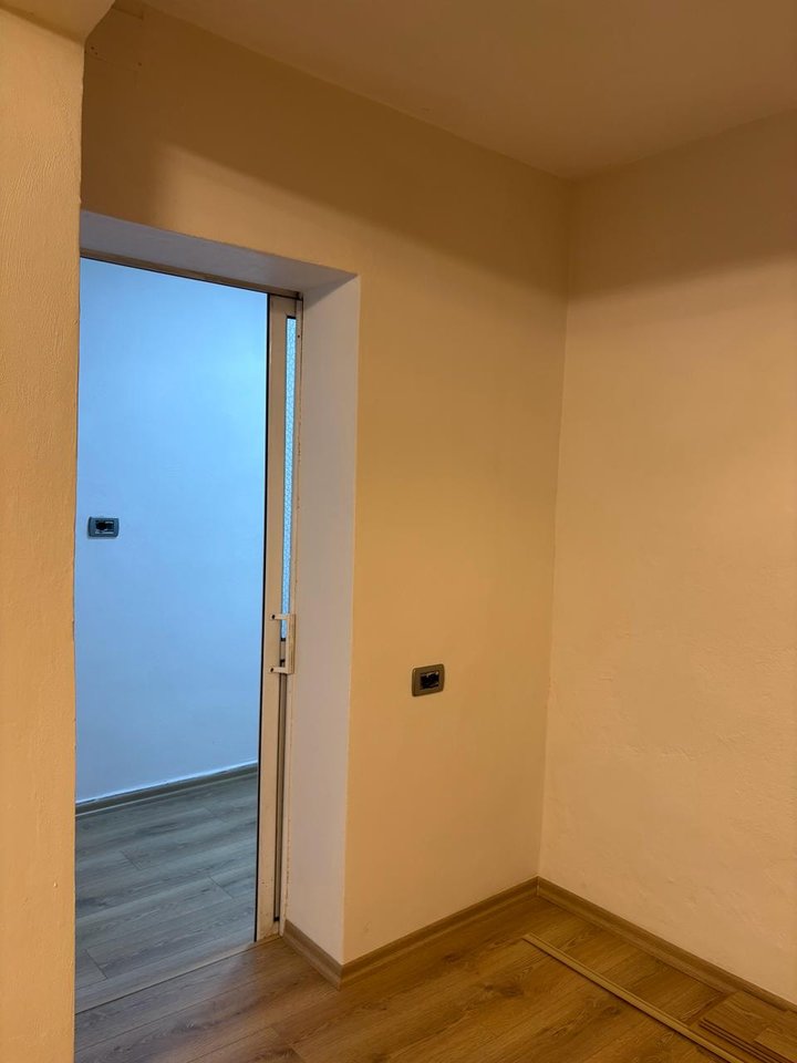 SHITET APARTAMENT 2+1 – ALI DEMI, PËRBALLË FUSHËS ALI DEMI